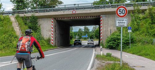 Der Radfahrer im Bild hätte die Möglichkeit, auf einem 70 Zentimeter breiten Gehweg zu fahren. In der Gegenrichtung gibt es diese Alternative gar nicht erst. Foto Thomae