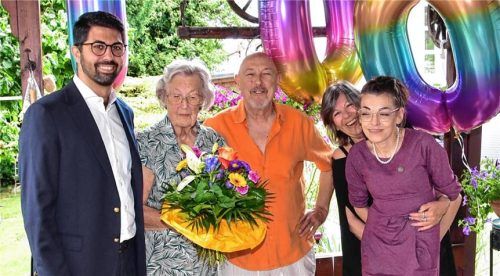 Der Rosenheimer OB Abuzar Erdogan besuchte Annemarie Geisberger, die mit Sohn Alfred, Schwiegertochter Petra und Enkelin Julia ihren Ehrentag feierte. Foto Schlecker