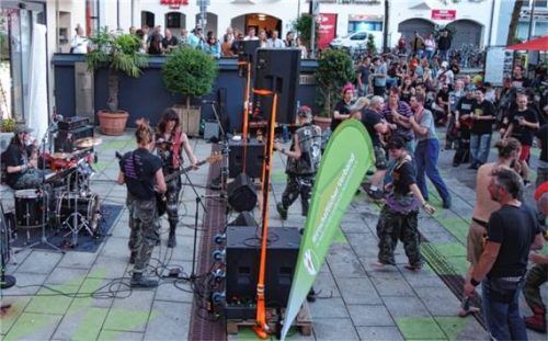 Der Salzstadel verwandelte sich an Festivaltag drei in einen Punk-Stadel mit tanzbaren Rhythmen.Foto Friedrich