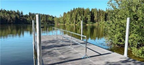 Der Steg basiert auf einem eisfesten Kunststoff-Schwimmkörpersystem. Foto hinmüller