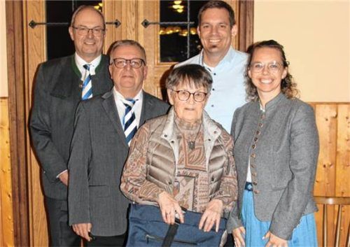 Der Vorstand mit Uli Maier, Günter Kammermeier, Florian Heller und Isabella Mittermaier (hinten von links) gratulierten Anna-Erna Gruber (vorne) zu 75 Jahren Mitgliedschaft im Verein. Foto TuS Raubling