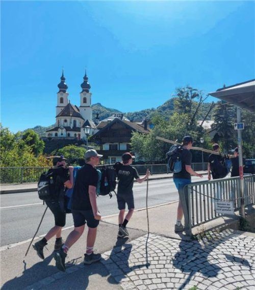 Der Weg ist das Ziel: 23 motivierte Firmlinge wanderten von Schwabering zur Kampenwand. Foto RE