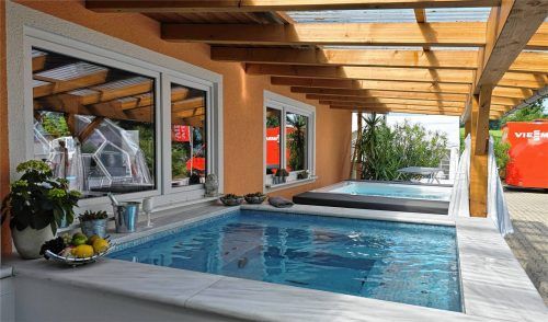 Der wunderschöne Pool verspricht Urlaub dahoam:  Beim beliebten Pool-Fest® können Besucher nicht nur mitfeiern, sondern sich rund um die Themen Sanitär, Heizung und Schwimmbadtechnik beraten lassen.