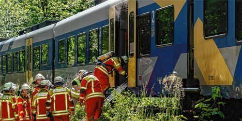 Der Zug ist wegen eines Brandes, dessen Herd und dessen Ausmaß noch unbekannt sind, nur mit Atemschutzausrüstung zu betreten, um zu den Verletzten zu gelangen. Foto Johannes Thomae