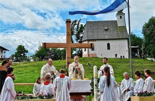 Diakon Andreas Nieder, Pfarrer Thomas von Rechberg und Bruder Markus Scholz beim Festgottesdienst auf dem Freialtar unterhalb der Kirche St. Johann. Foto Krammer