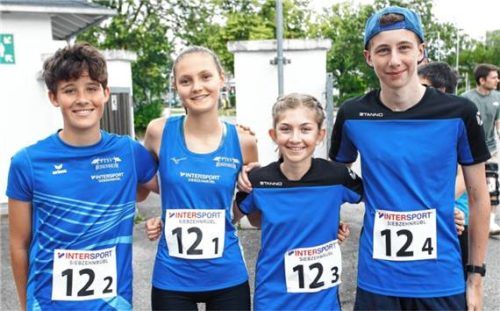 Die 4-mal-2,5-Kilometer-Jugend-Staffel vom PTSV Rosenheim: Jonas Wenzel, Emilia Koch, Anna-Luisa Wagner und Korbinian Sanftl (von links). Foto Stuffer