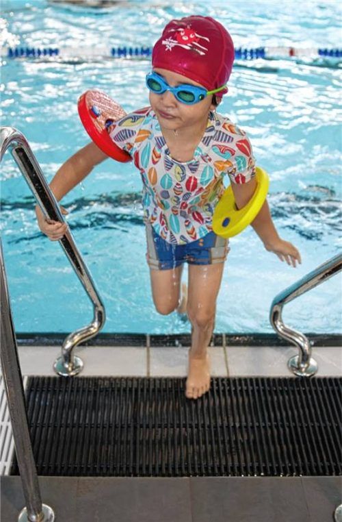 Die Achental-Gemeinden wünschen sich ein gemeinsames Hallenbad, in dem Trainingszeiten garantiert sind. Für die Sicherheit von Kindern ist die Fähigkeit, schwimmen zu können, unerlässlich. Foto dpa