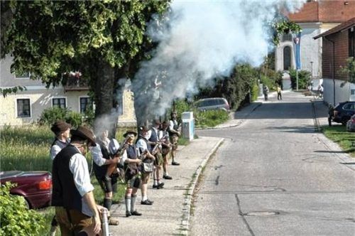 Die Albachinger Böllerschützen begrüßen die Teilnehmer des Festes mit lautstarken Salutschüssen.