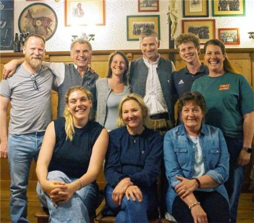 Die alte und neue Vorstandschaft: (links hinten) Rupert Hacker, Michael Kink, Katrin Kaiser, Florian Schäfer, Andi Hanl, Manuela Politz links vorne: Anna Gottschalk, Maria Gehrlein, Beate Pecher. Foto re