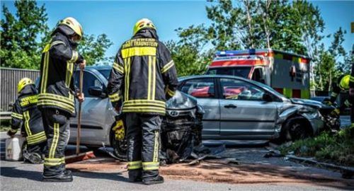 Die beiden Unfallfahrzeuge mussten abgeschleppt werden. Foto 112News/P. Benje