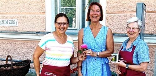 Die beiden Vorsitzenden des Fördervereins, Andrea Kohl (rechts) und Christine Ochott (links), freuen sich über das 100. Mitglied Brigitte Kiessling aus Aschau.