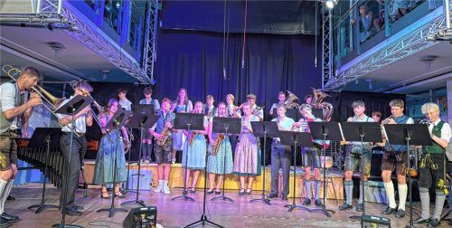 Die Big Band der Schule unter Leitung von Andreas Smettan (links im Bild). Foto  Jenninger