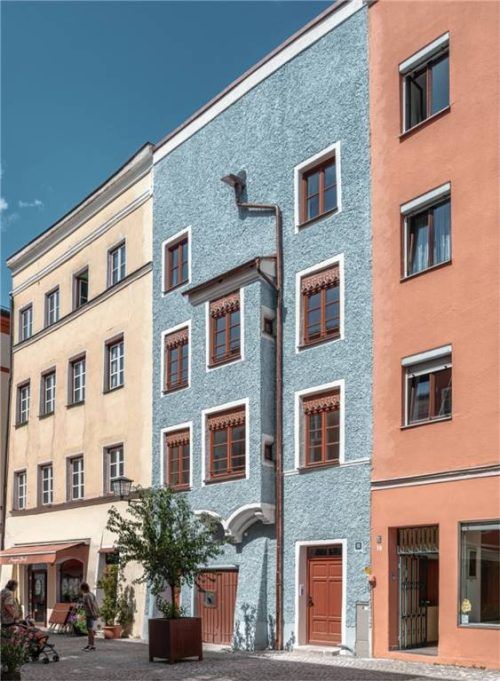 Die blaue Fassade des Altstadthauses an der Salzsenderzeile musste genauso rekonstruiert werden, wie sie einmal war. Foto kab