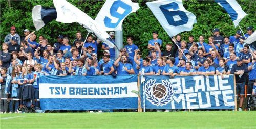 Die „Blaue Meute“ des TSV Babensham sowie die Anhänger des TSV Emmering sorgten in Forsting für die diesjährige Rekordkulisse bei einem Relegationsspiel.Foto Mühlhofer