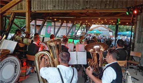 Die Chieminger Blasmusik spielt beim Bachfest auf. Vorsitzender Andi Steiner (rechts) bläst die Tuba. Foto Zandl