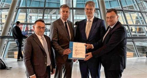 Die CSU-Abgeordneten Günter Baumgartner (rechts) und Stephan Mayer (Zweiter von links) übergeben im Bundestag eine Petition zur Elektrifizierung der Bahnstrecke Mühldorf-Simbach an den Bundesverkehrsminister Patrick Schnieder (Zweiter von rechts) und seinen Parlamentarischen Staatssekretär Ulrich Lange (links).
