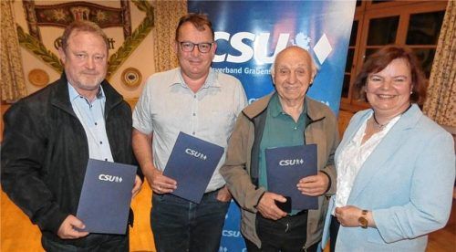 Die CSU Grabenstätt ehrte in ihrer Jahresversammlung einige langjährige Mitglieder, darunter den früheren Ortsvorsitzenden Florian Hille (von links/25 Jahre Mitgliedschaft), den amtierenden Schatzmeister Sepp Fleischmann (25 Jahre) und Alfred Meisinger (40 Jahre). Die CSU-Vorsitzende Waltraud Hübner gratulierte und dankte ihnen. Foto Müller