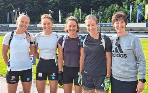Die deutschen Biathlon-Frauen Julia Kink, Marlene Fichtner, Sophia Schneider, Anna Weidel und Trainerin Sandra Flunger (von links).Foto Alois Reiter
