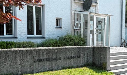 Die Diskussion um die Station K der Schön-Klinik Vogtareuth landete vor dem Arbeitsgericht in Rosenheim. Foto Montage: Baumeister/Schön-Klinik-Vogtareuth