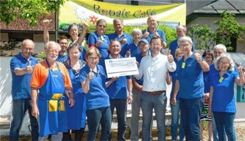 Die Ehrenamtlichen des Repair-Cafés Prien können eine Erfolgsquote von 71 Prozent vorweisen. Hier spenden sie sogar 2.000 Euro für den Erhalt des Gemeindehauses.Foto  Berger
