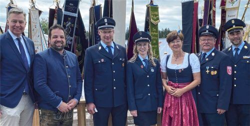 Die Ehrengäste der Feuerwehr am Altar des Festgottesdienstes: (von links) Bundestagsabgeordneter Stephan Mayer, Bürgermeister Dr. Florian Haas, Kommandant Stefan Ott, Bianca Blabsreiter, Sissi Schätz, Georg Zellner und Julian Liebermann. Fotos Meindl