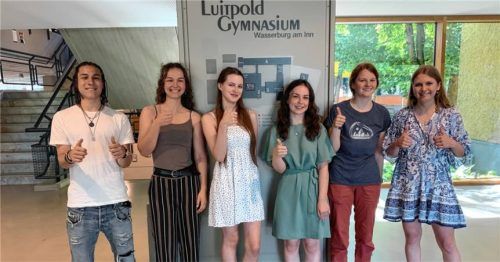 Die Einserabiturienten: (von links) Samuel Schatz, Lorena Reiserer, Emily Schürer, Lena Kaltenhauser, Jule Keßler und Jona Broich. Foto Widmann