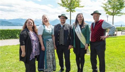 Die erfolgreichen Brenner aus der Region Rosenheim von links: Andrea Westenthanner, Geschäftsführung Verband, Margot Westner, Simon Eder, Denise Meyer, Destillatprinzessin, und Balthasar Höfer. Foto Jonas Gierer