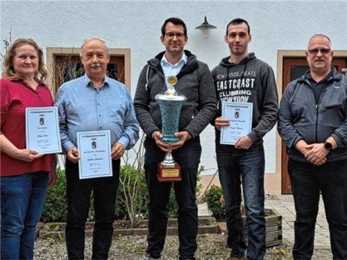Die erfolgreichen Schützen des Krieger- und Soldatenvereins Salmanskirchen: (von links) Resi Huber, Christian Schiller, Christian Hargasser, Thomas Kufner und Vorsitzender Jens Rödel.Foto  Stettner