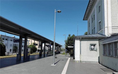 Die Errichtung einer Musikschule im ehemaligen Bahnhofsgebäude ist derzeit ein Diskussionsthema in der Stadt. Die Zuganbindung vor der Haustür sieht CSU-Fraktionssprecher Christian Schönberger als ein Argument, welches für diesen Standort spricht. Foto Norbert Kotter