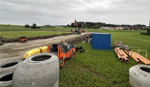 Die Erschließung des Neubaugebiets Kreuzstraße hat begonnen. Unter anderem entsteht in der Mitte ein Vollsortimenter zur Sicherstellung der Nahversorgung. Foto Gießibl