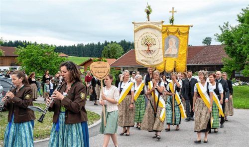Die Frauen des Festvereins führten den Zug anlässlich der Fahnenweihe an. Foto Grassl