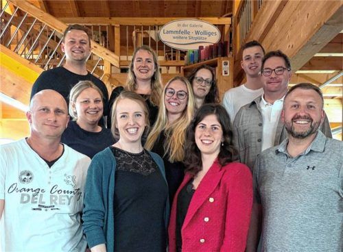 Die Freude auf die neue Saison ist groß: alle gewählten Vorsitzenden, Ausschuss- und Ehrenmitglieder der Gesellschaft Prienarria. Foto re
