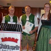 Stadtkapelle Mühldorf vertraut auf bewährte Führung