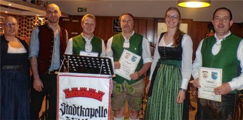 Die Geehrten: Franz-Josef Kaiser (Dritter von links) und Kilian Schrems (Vierter von links) mit Nadine Keitzl, Bernhard Jira (Musikbezirk Inn-Salzach), Johanna Holzner und Günter Keitzl (von links). Foto Rath