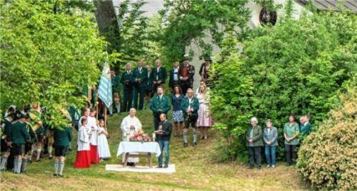 Die Gelübdeprozession führte zum Außenaltar neben der Friedenskapelle. Hinter Pfarrer Martin Straßer versammelten sich Bürgermeister und Gemeinderäte, weiter zurückgesetzt die Vereinsabordnungen.Foto  Flug