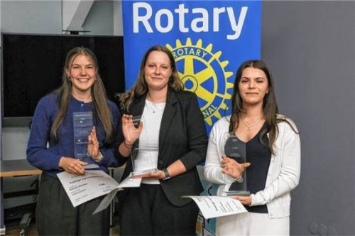 Die Gewinnerinnen des Jugendsozialpreises des Rotary-Clubs Traunstein: (von links) Franziska Alickmann aus Traunstein (3. Preis), Julia Fichter aus Traunstein (2. Preis) und Corinna Kaiser aus Traunreut (1. Preis). Foto Effner