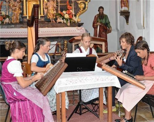 Die „Grad grecht Musi“ eröffnete den Abend Foto Wunderlich