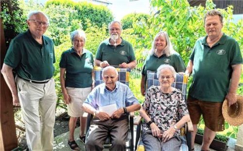 Die Gratulanten der Altschützen Buchbach mit Jubilar Franz Mayer und Ehefrau Maria (Mitte, sitzend): (von links) Karl-Rainer und Marianne Schaucher, Schützenmeister Paul Baumgärtner, Martina Baumgärtner, Schriftführerin, und Thomas Rüdeheim, Kassier.Foto rampl