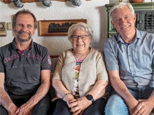 Die Jubilarin Annemarie Eggert, gut gelaunt eingerahmt von den Bürgermeistern Ingo Fiebiger und Georg Auer. Foto re