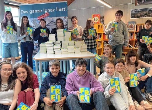 Die Klasse 7a des Ignaz-Günther-Gymnasiums freut sich auf ihr neues Buch „Beste Freundschaft“. Foto Grun