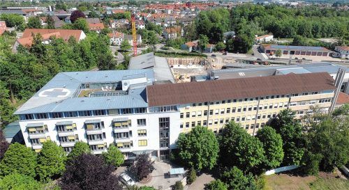 Die Kliniken Südostbayern und das InnKlinikum Altötting-Mühldorf (Luftbild) schlagen Alarm. Sie haben sich bereits reformiert und ihre Defizite deutlich verringert. Nun fürchten sie durch die geplanten Sparmaßnahmen der Bundesregierung erneut Gefahr für die Klinikverbünde.Foto re
