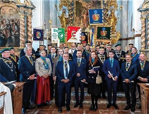Die neu aufgenommenen Mitglieder des Europäischen Weinritterordens stellen sich im Münster Frauenwörth auf. Foto Hötzelsperger/Fertsak