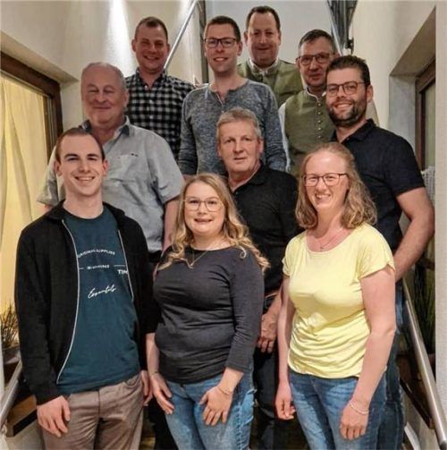 Die neu gewählte Vorstandschaft: (von links, oben) Martin Stoiber, Thomas Neuhofer, Franz Neuhofer und Michael Holzner sowie (von links, Mitte) Franz Kaltenecker, Zweiter Bürgermeister Manfred Rott und Martin Bauer sowie (von links, unten) Stefan Neuhofer, Theresa Leipfinger und Lucia Wastl. Foto Einwang