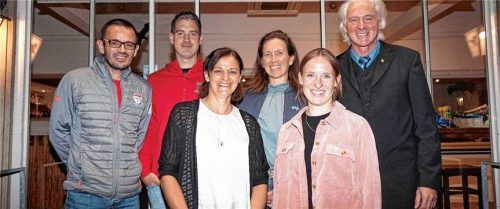 Die neue Vorstandschaft: Gesamtjugendleiter Werner Wirkner, Fußballabteilungsleiter Patrick Attenberger, Erste Vorsitzende Andrea Schweinsteiger, Kassierin Alexandra Dörfer, Zweite Vorsitzende Martina Kern und Schriftführer Maximilian Geiger (von links).Foto Geiger