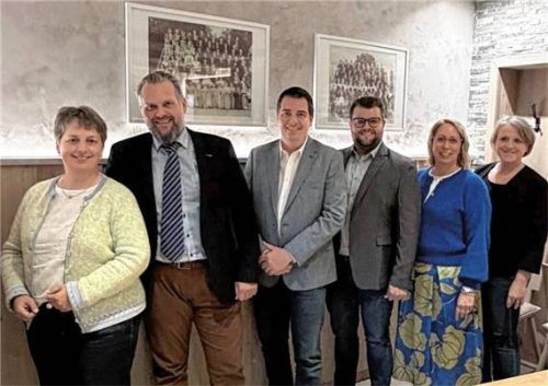 Die neue Vorstandschaft: (von links) Theresia Mayerhofer, Daniel Schnürer, Maximilian Kammermeier, Stephan Streck, Barbara Fuchshuber und Inge Bazelt. Foto re