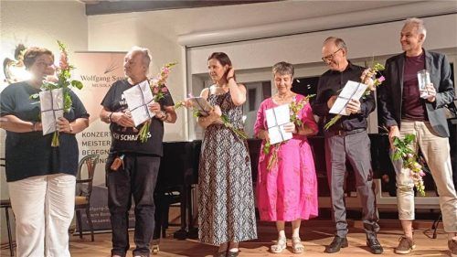 Die Preisträger des 5. Literaturwettbewerbs „Grassauer Deichelbohrer“: (von links) Kerstin Simon, der Ehemann von Monika Bayer-Marks, Susanne Helmer, Christine Düsel, Matthias Herrmann und Lars Peters. Fotos  Giesen