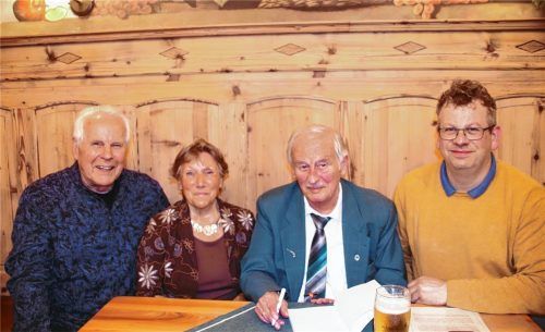 Die Protagonisten des musikalischen Poetenabends (von links): Dichter und Tischharfenist Hans-Peter Kreuzer, Tischharfenistin Marianne Roider, Sprachphilosoph Ludwig Meindl sowie Moderator und Dialogpartner Thomas Sax.Foto Zandl