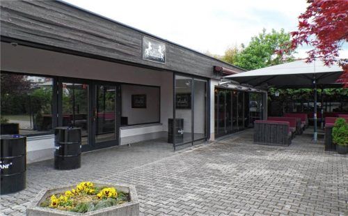 Die Shisha-Bar im Mühldorfer Süden. Dort gerieten sich die drei Angeklagten mit dem Opfer in die Haare und es kam zu einer Schlägerei. Foto  Rath