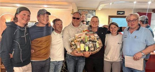 Die Siegermannschaft vom BSCF mit Steuermann Andy Martin, Todd Martin, Sarah Martin, Michey Martin, Eggi Eggersdorfer und Camillo De Nardis. Rechts WVF-Vereinsvorstand Charly Zipfer bei der Preisverleihung.Foto re