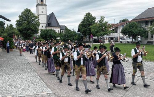 Die Söchtenauer Musi führte den Festzug an. Fotos Böck